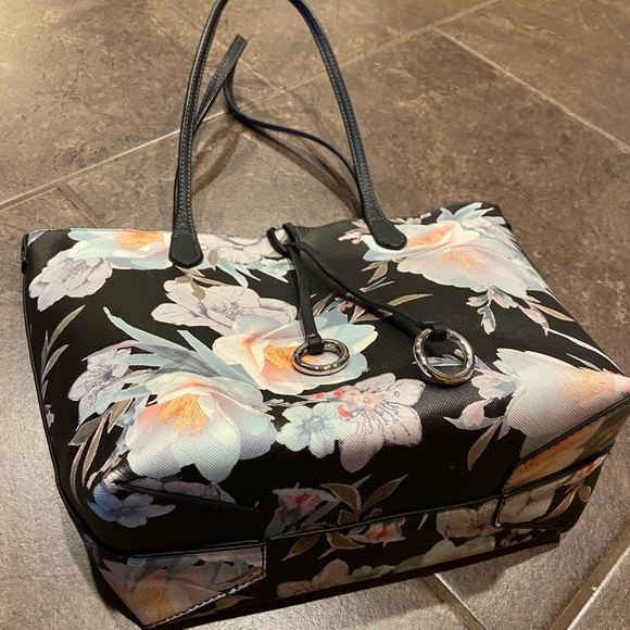 Floral tote with inner removable wallet - Picture 6 of 7